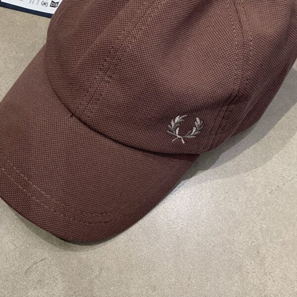 CAPS FRED PERRY DARK BROWN